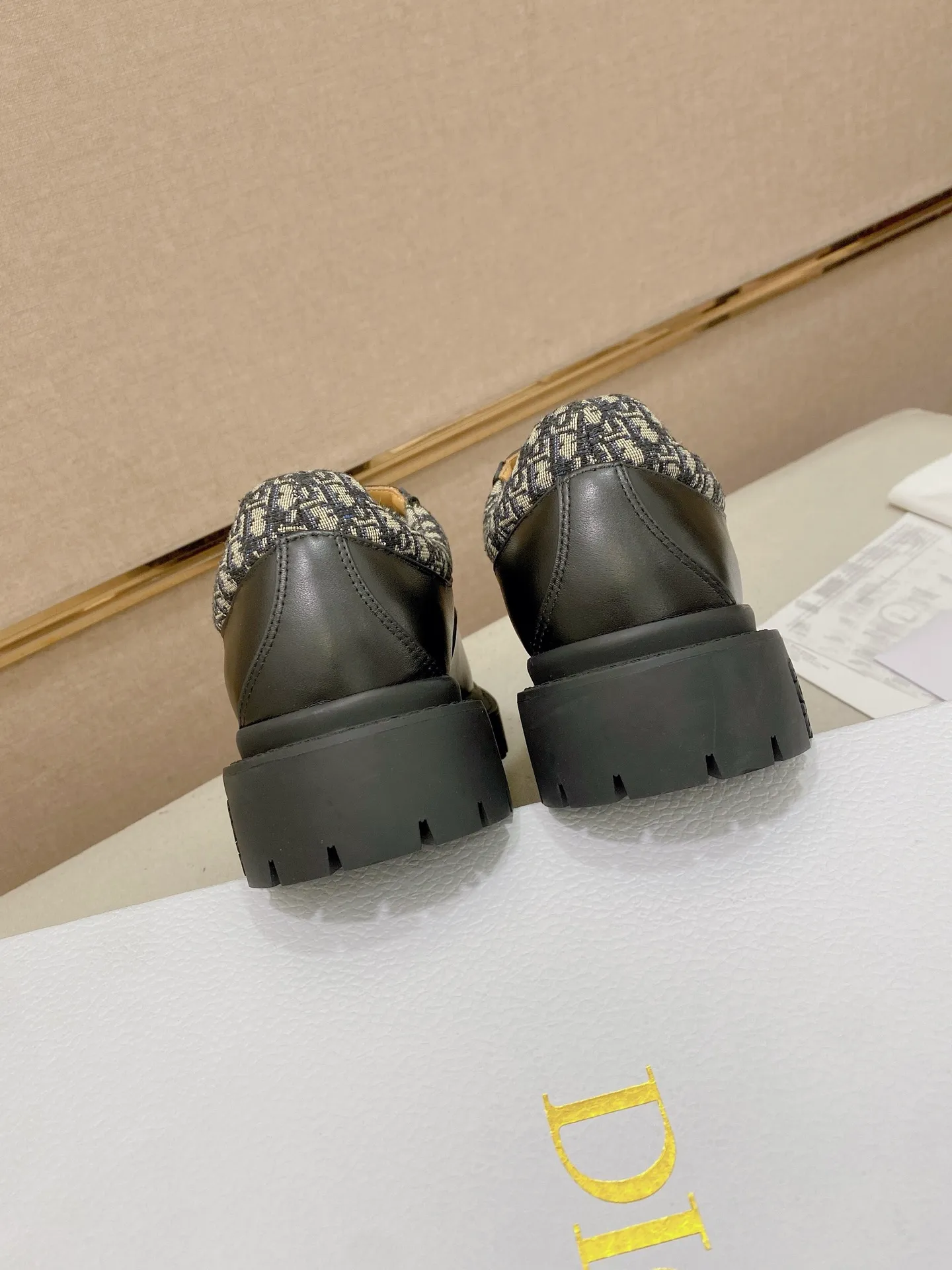 Factory price: 720💰Dior 25 latest men's old-money style leather shoes. They are definitely this year's big hit. They are very good-looking. Simple upper design. Presbyopia embellishment that is highly brand-recognizable. Full of details. The upper foot is grand and the legs are slim. This is just the right thing. Instantly heightens the height. A proper height-increasing tool. The upper is made of imported calfskin. The lining is mixed sheepskin. The original combination rubber outsole. Code number: 39-44. Customized45